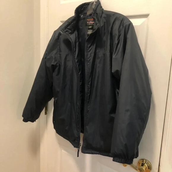 L.L.Bean Women’s Petite Large Zip Up Puffer Jacket - Picture 6 of 9